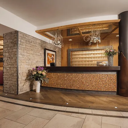 Miaflor Familien- & Aktivresort 酒店 4*